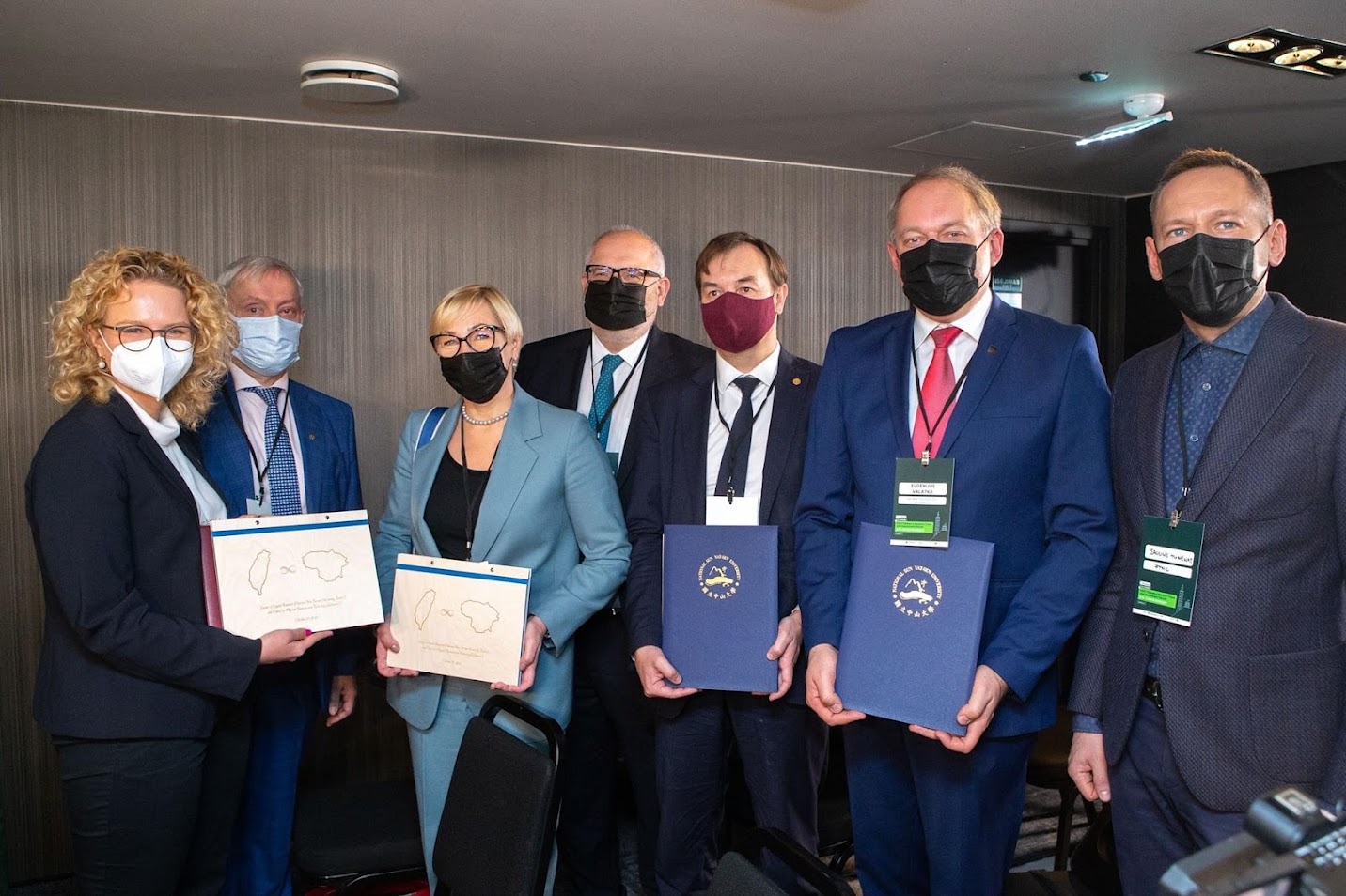 Representatives from FTMC and Officials